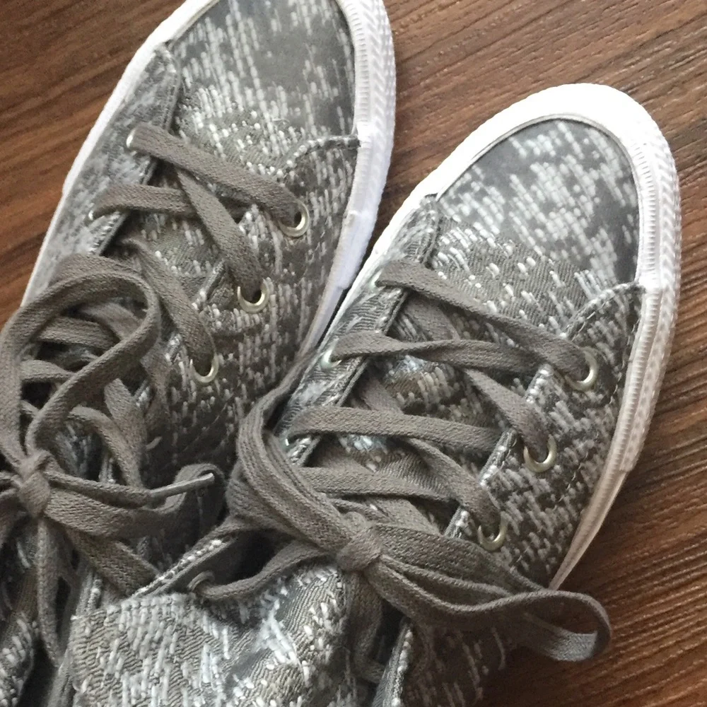 NEW CONVERSE Gray High Top Textured Sneakers Shoes 7 Womens - Picture 4 of 7